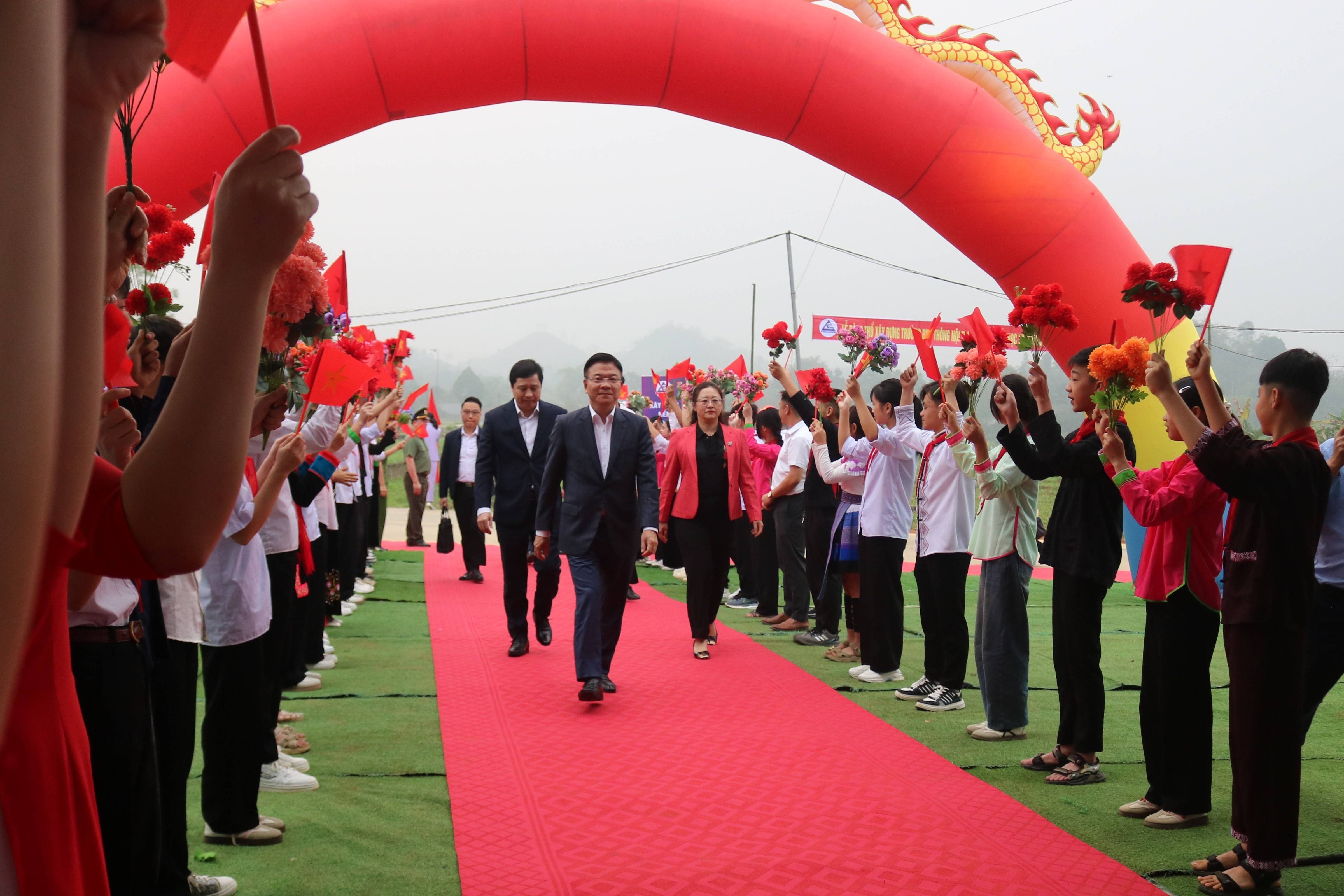 Phó Thủ tướng Lê Thành Long dự lễ khởi công trường nội trú Bản Lầu, tăng cường đầu tư giáo dục vùng biên