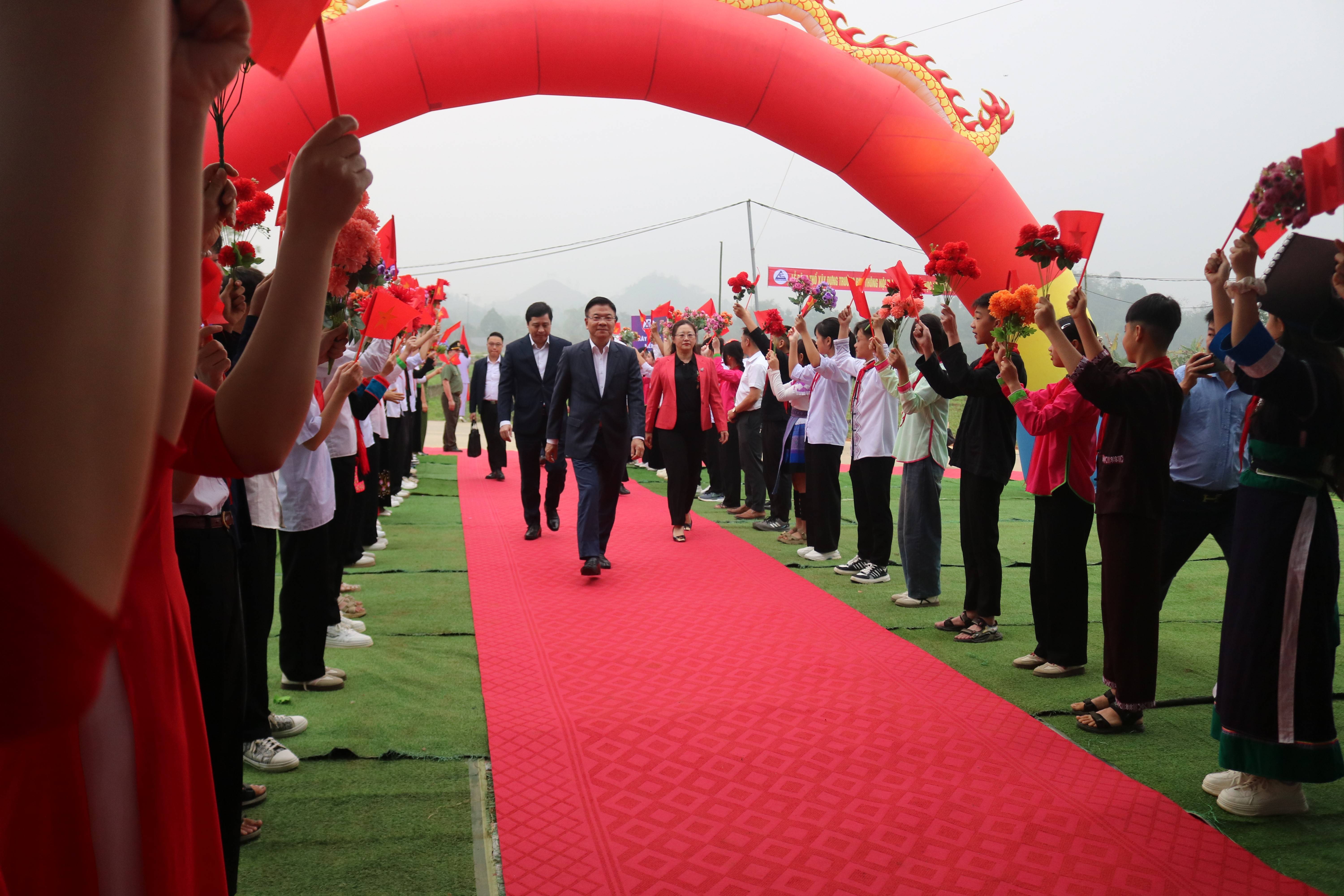 Phó Thủ tướng Lê Thành Long dự lễ khởi công trường nội trú Bản Lầu, tăng cường đầu tư giáo dục vùng biên