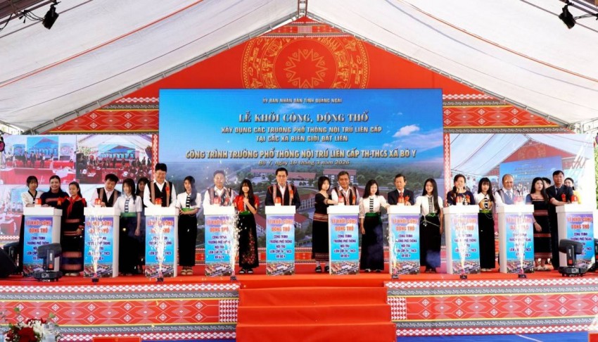 Đại biểu bấm nút khởi công công trình trường phổ thông nội trú liên cấp Tiểu học – Trung học cơ sở xã Bờ Y