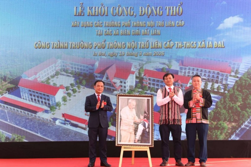 Phó Bí thư Thường trực Tỉnh ủy, Trưởng đoàn Đại biểu Quốc hội tỉnh, Chủ tịch Ủy ban MTTQ Việt Nam tỉnh U Huấn tặng trường phổ thông nội trú liên cấp Tiểu học – Trung học cơ sở xã Ia Đal