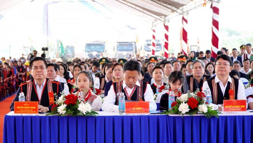 Các đồng chí lãnh đạo tỉnh tham dự lễ khởi công tại điểm cầu xã Bờ Y