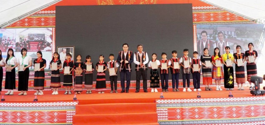 Dịp này, lãnh đạo tỉnh đã trao tặng nhà trường bức tranh Bác Hồ với thiếu nhi và 40 suất học bổng cho học sinh có hoàn cảnh khó khăn.