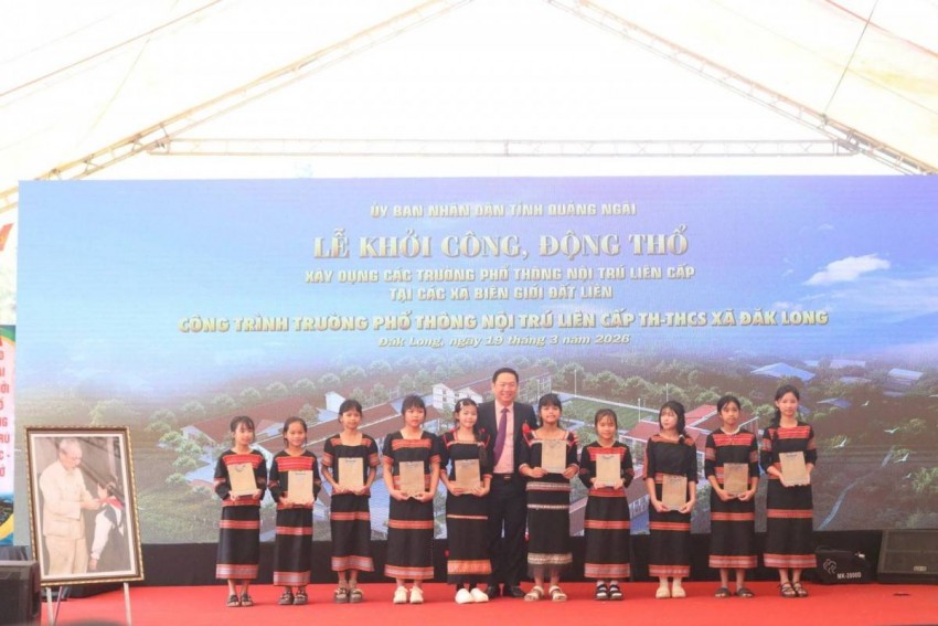 Phó Chủ tịch UBND tỉnh Nguyễn Công Hoàng trao các suất quà cho các em học sinh trên địa bàn xã Đăk Long