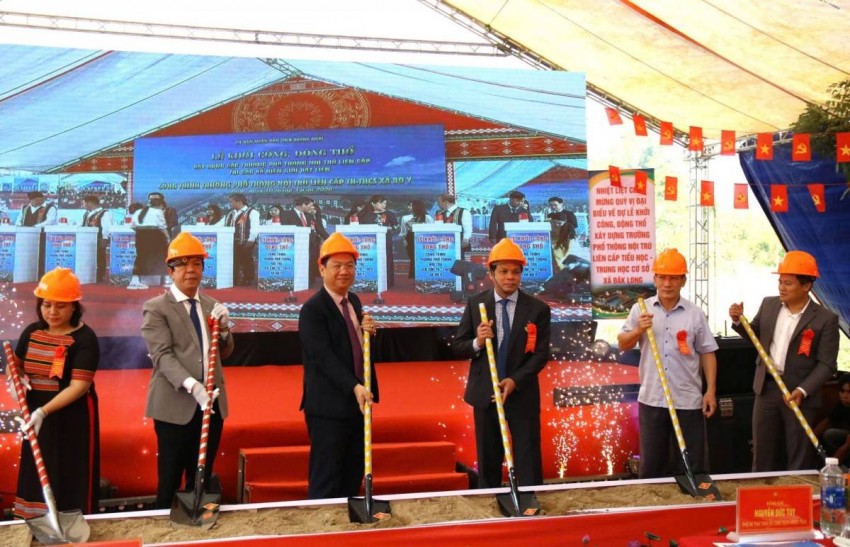 Các đại biểu thực hiện nghi lễ khởi công công trình Trường Phổ thông nội trú liên cấp tiểu học và THCS xã Đăk Long