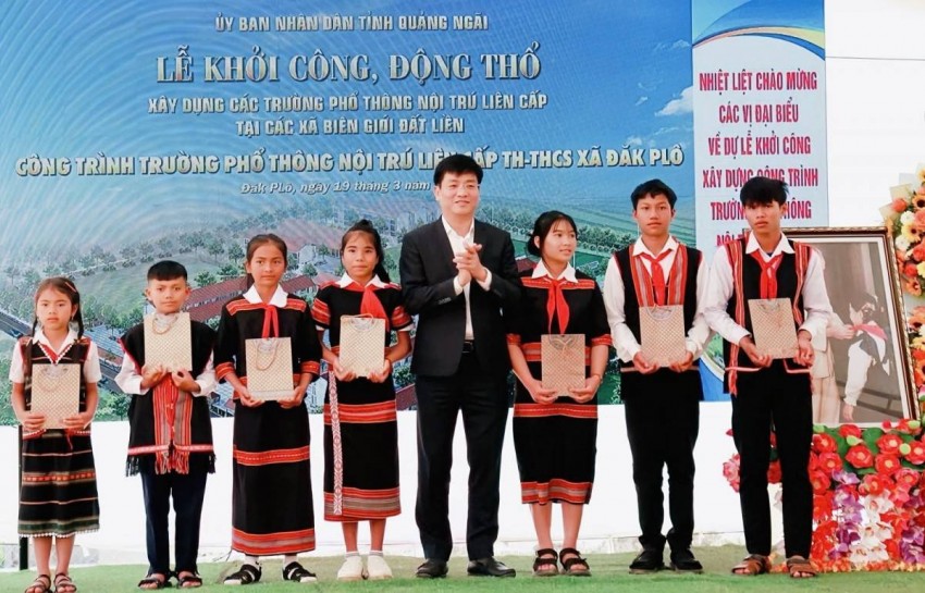 Phó Chủ tịch UBND tỉnh Đỗ Tâm Hiển trao tặng các phần quà cho các em học sinh