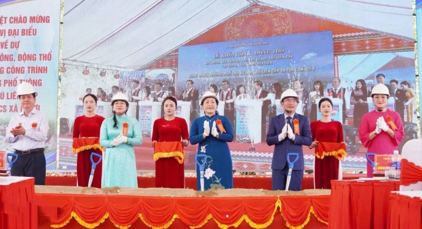 Các đại biểu thực hiện nghi lễ khởi công công trình Trường Phổ thông nội trú liên cấp tiểu học và THCS xã Ia Tơi