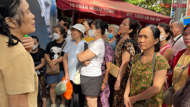 Trong giai đoạn giá tăng nóng trước đó, không khó để bắt gặp cảnh người dân xếp hàng mua vàng với kỳ vọng “lướt sóng” kiếm lời. 