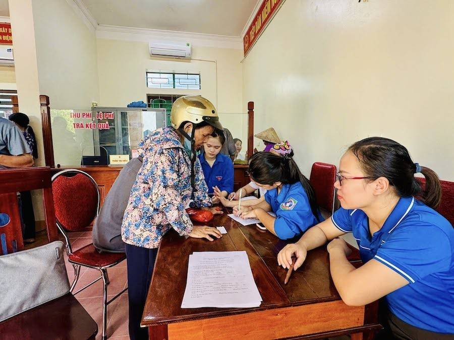 Các Đoàn viên đang hỗ trợ người dân tại Trung tâm phục vụ hành chính công 