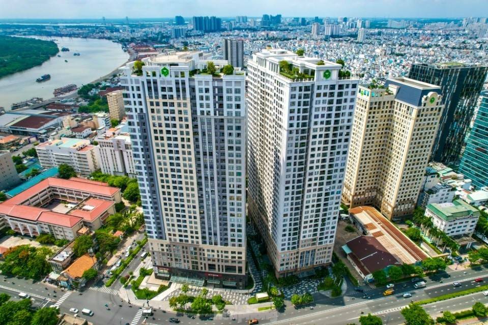 Khu đất 39-39B Bến Vân Đồn rộng 6.202m2 có nguồn gốc thuộc sở hữu Nhà nước do Tổng công ty Cao su Đồng Nai và Công ty Cao su Bà Rịa quản lý. Hai đơn vị này lập công ty làm dự án bất động sản rồi chuyển nhượng cho doanh nghiệp khác, đẩy nhiều lãnh đạo ngành cao su vào vòng lao lý.