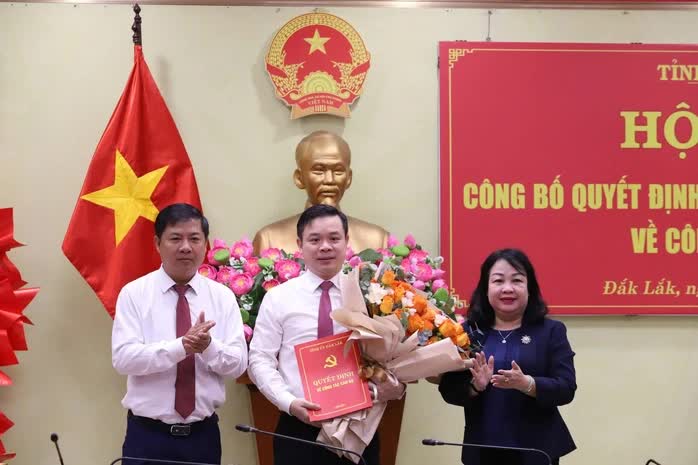 Đắk Lắk: ông  Đỗ Hữu Huy – Ủy viên dự khuyết Trung ương Đảng, Phó Bí thư Tỉnh ủy – được nhận quyết định giữ chức Bí thư Đảng ủy UBND tỉnh