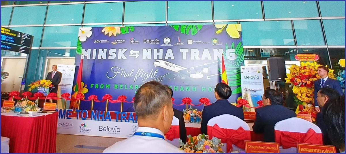 Chuyến bay Airbus A330-200 từ sân bay quốc tế Minsk (Belarus) đem theo 281 hành khách, đến Cảng hàng không quốc tế Cam Ranh