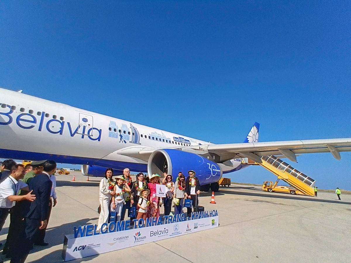 Chuyến bay Airbus A330-200 từ sân bay quốc tế Minsk (Belarus) đem theo 281 hành khách, đến Cảng hàng không quốc tế Cam Ranh