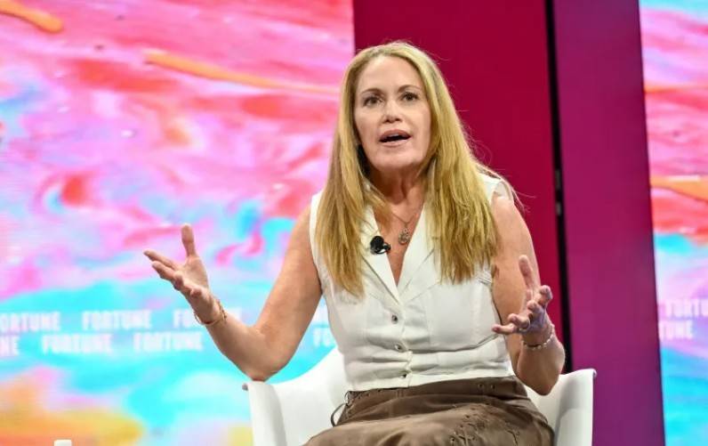 CEO Peggy Johnson là Phó Chủ tịch điều hành phụ trách phát triển kinh doanh của Microsoft.