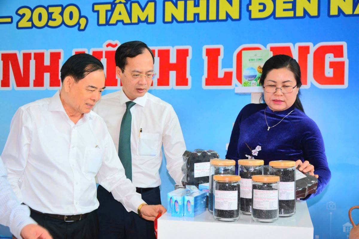 Lãnh đạo tỉnh tham quan gian hàng sản vật địa phương bên lề hội nghị