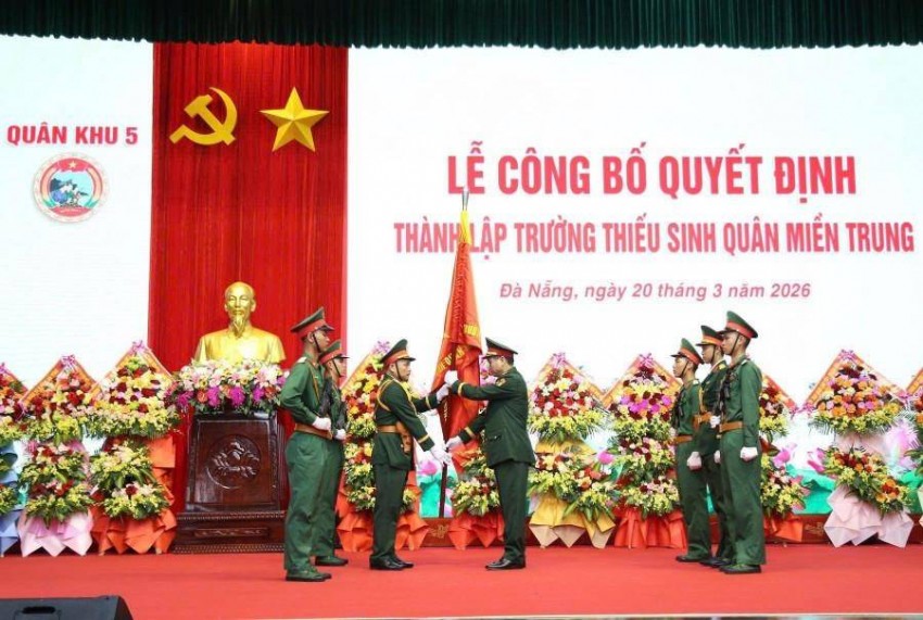 Trung tướng Lê Ngọc Hải trao Quân kỳ Quyết thắng cho Trường Thiếu sinh quân miền Trung