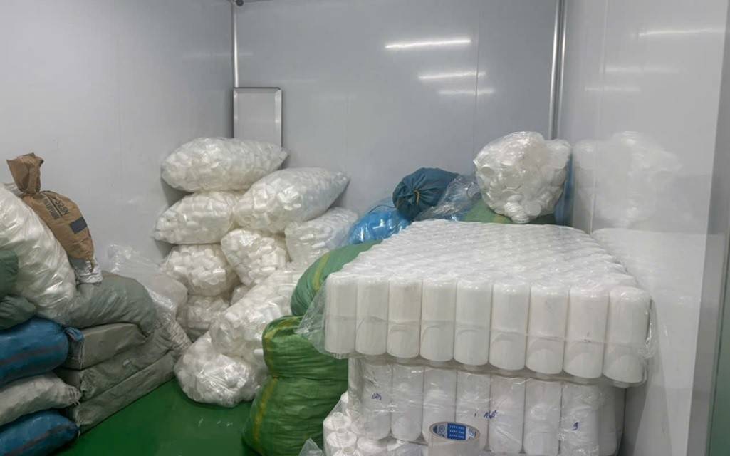 Cơ quan công an đã thu giữ số lượng lớn nguyên vật liệu để sản xuất mỹ phẩm giả (Ảnh: Công an TP. Hồ Chí Minh).