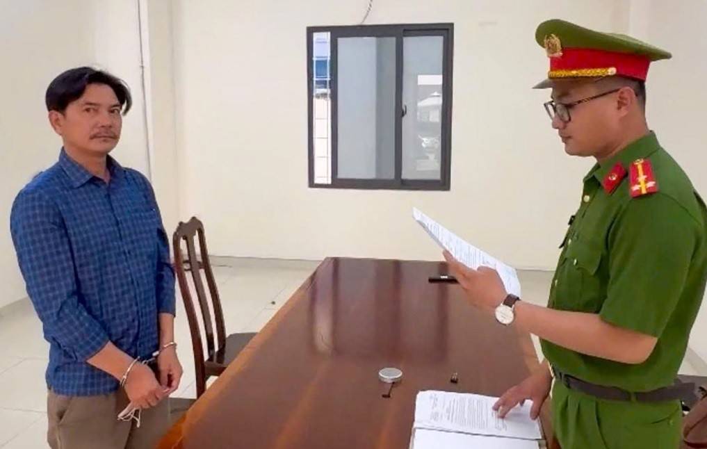 Trần Văn Bình đang chấp hành án treo 15 tháng về tội danh mua bán trái phép hóa đơn nhưng tái phạm nên bị cơ quan công an thi hành lệnh bắt tạm giam.