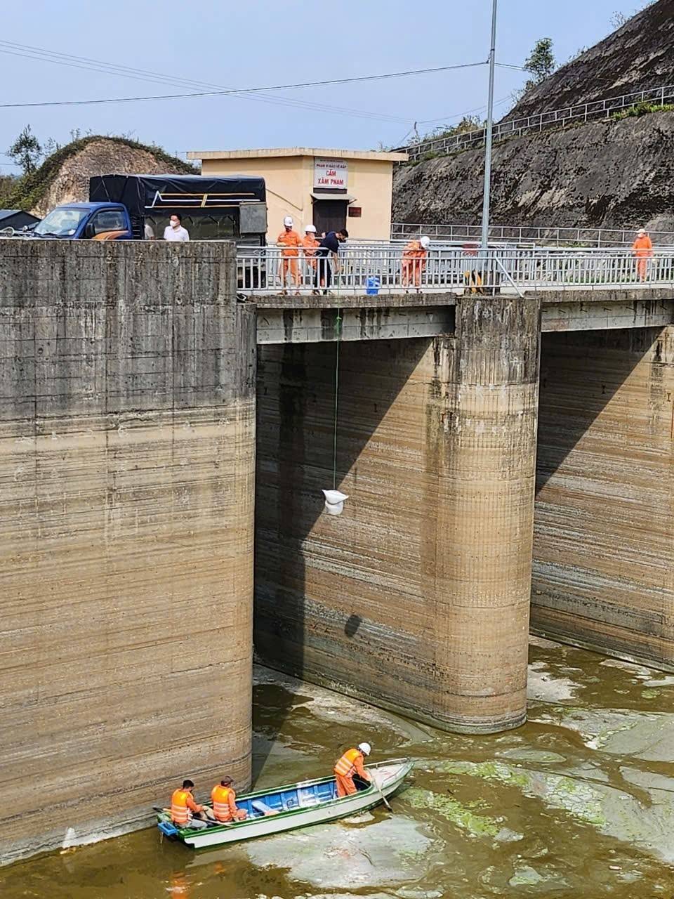 Lào Cai: Yêu cầu xử lý dứt điểm ô nhiễm hồ Séo Mý Tỷ (xã Tả Van) và di dời lồng bè đúng lộ trình