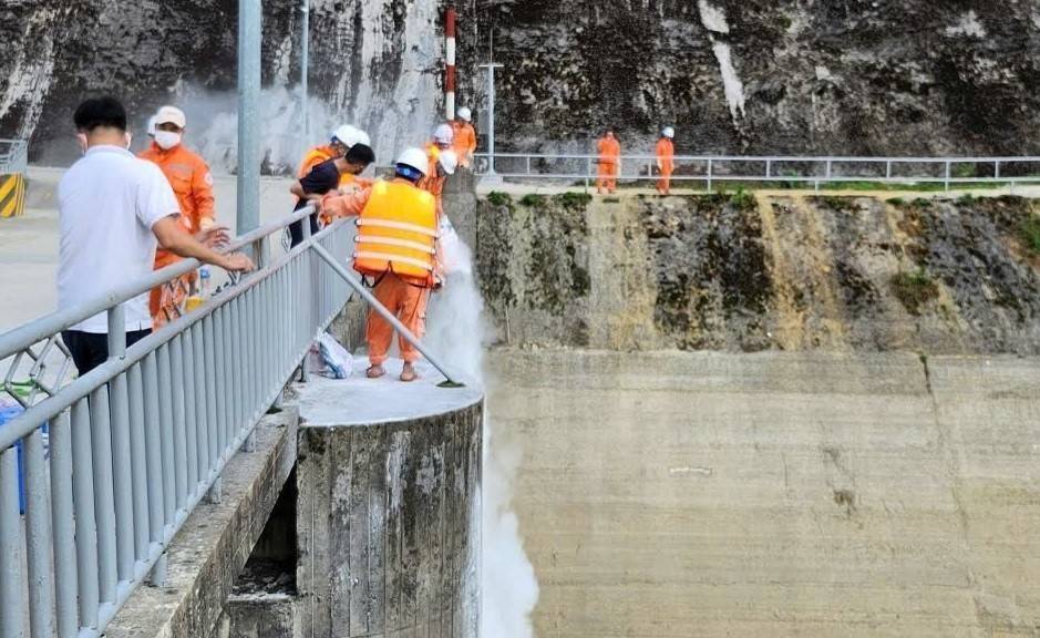Lào Cai: Yêu cầu xử lý dứt điểm ô nhiễm hồ Séo Mý Tỷ (xã Tả Van) và di dời lồng bè đúng lộ trình