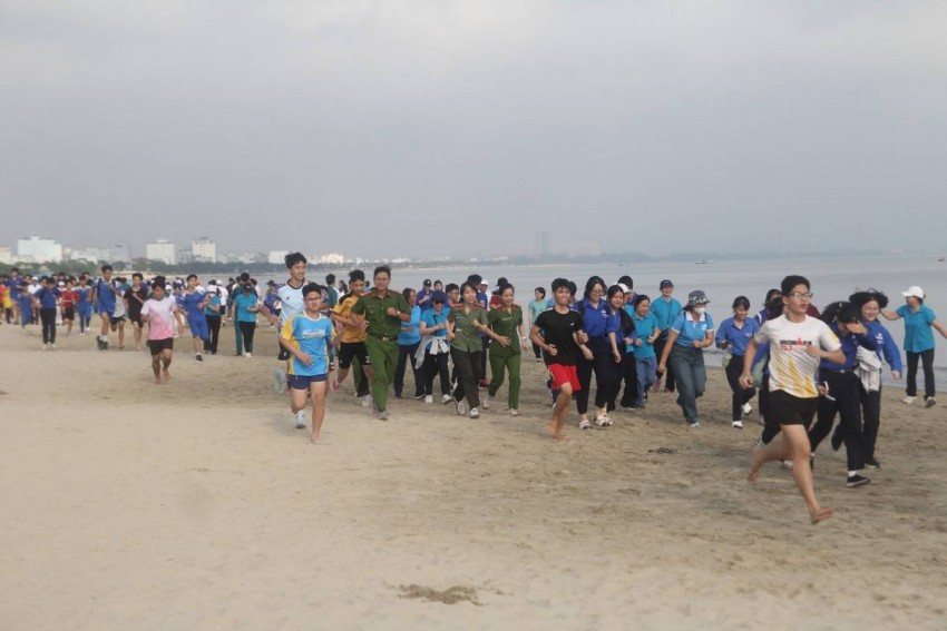 Người dân phường Thanh Khê tham gia chạy hưởng ứng dọc bờ biển Nguyễn Tất Thành. Ảnh: DIỄM HƯƠNG - ĐÌNH HIỀN Hoạt đ