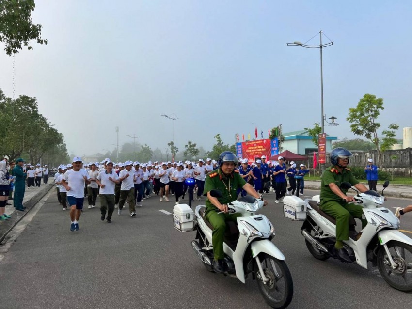 Người dân phường Tam Kỳ tham gia chạy hưởng ứng. Ảnh: TRUNG HIẾU - QUỐC THÀNH Ngay sau lễ khai mạc, các vận động viên tham gia chạy đồng hành