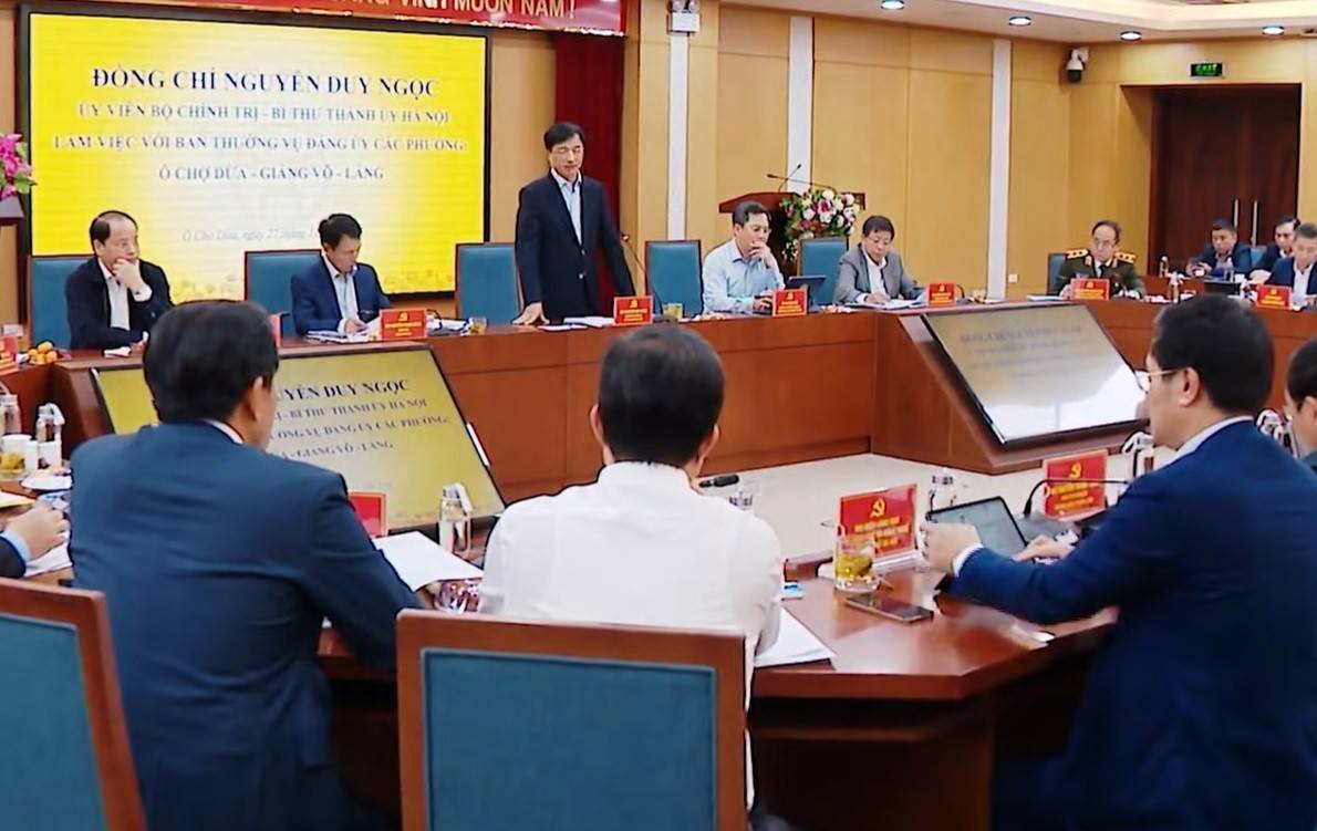 Tại buổi làm việc ngày 27/11/2025, Bí thư Thành uỷ Hà Nội Nguyễn Duy Ngọc đã yêu cầu chính quyền cơ sở làm rõ từng mốc tiến độ, trong đó nhấn mạnh yêu cầu nhanh chóng hoàn thành tiến độ giải phóng mặt bằng (Ảnh: Trần Linh).