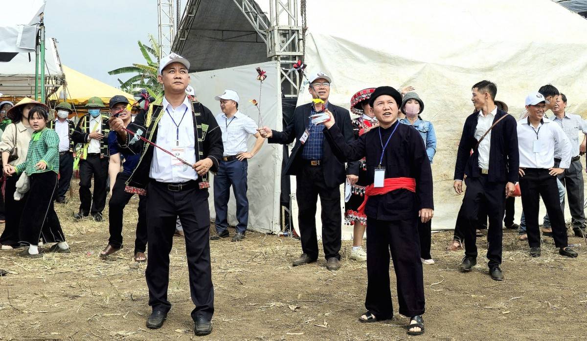 Ném còn - trò chơi dân gian của người Tày, Nùng - không thể thiếu trong lễ hội Lồng Tồng.