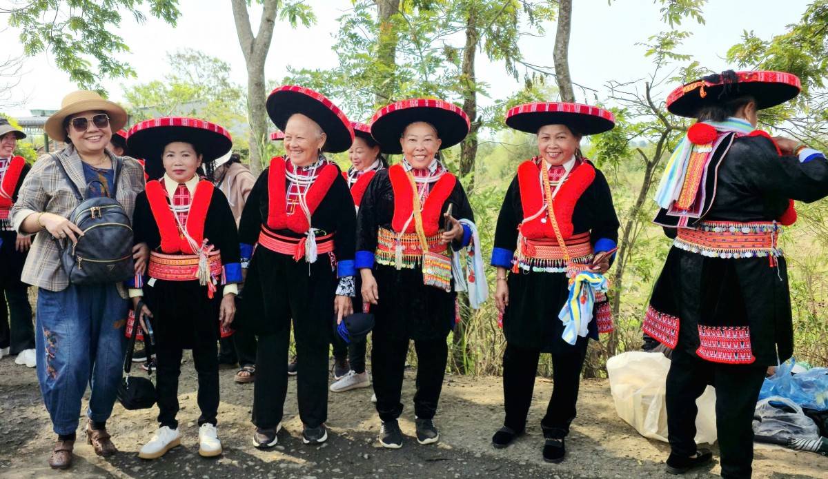   Du khách có dịp giao lưu, chiêm ngưỡng những trang phục truyền thống rực rỡ sắc màu của người dân địa phương tại lễ hội.