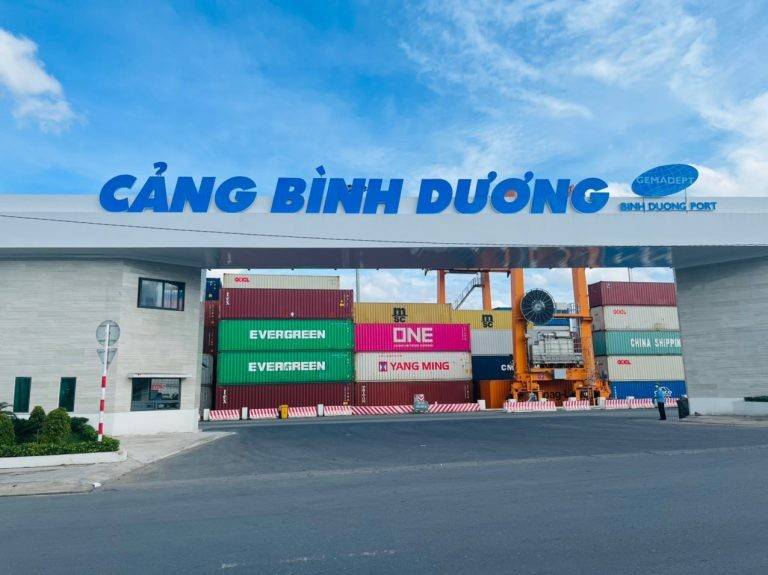 Cảng Bình Dương nằm ở tọa độ:10°53’57’N-106°50’17’E, trên quốc lộ 1 , sát chân cầu Đồng Nai,thuộc khu phố quyết thắng ,phường bình thắng ,thị xã dĩ an , tỉnh Bình Dương .Cảng nằm ở vị trí giáp ranh giữa tỉnh Bình Dương , Đồng Nai và thành phố Hồ Chí Minh-một vị trí rất thuận tiện về giao thông.