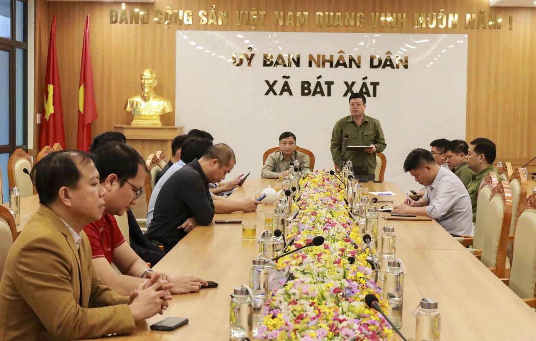 Phát huy nguồn lực doanh nghiệp cùng cấp ủy, chính quyền, Nhân dân Bát Xát làm đường