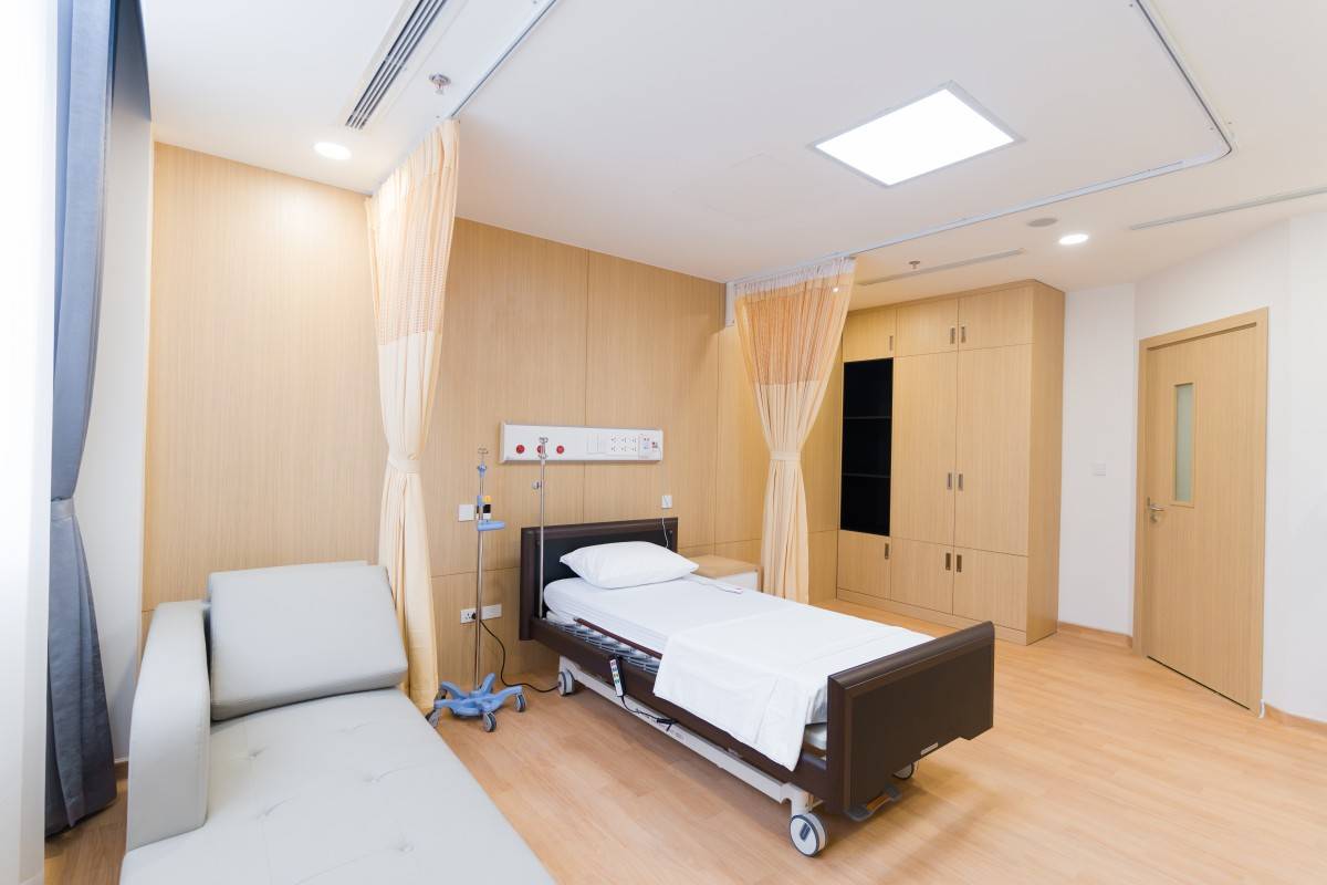  Phòng nội trú tại Bệnh viện Vinmec Ocean Park 2 được thiết kế theo tiêu chuẩn quốc tế, ưu tiên sự riêng tư và thoải mái cho người bệnh. Phòng bệnh rộng rãi, đầy đủ tiện nghi với giường bệnh thông minh, hệ thống điều khiển tự động, nhà vệ sinh khép kín, khu vực cho người nhà nghỉ lại.