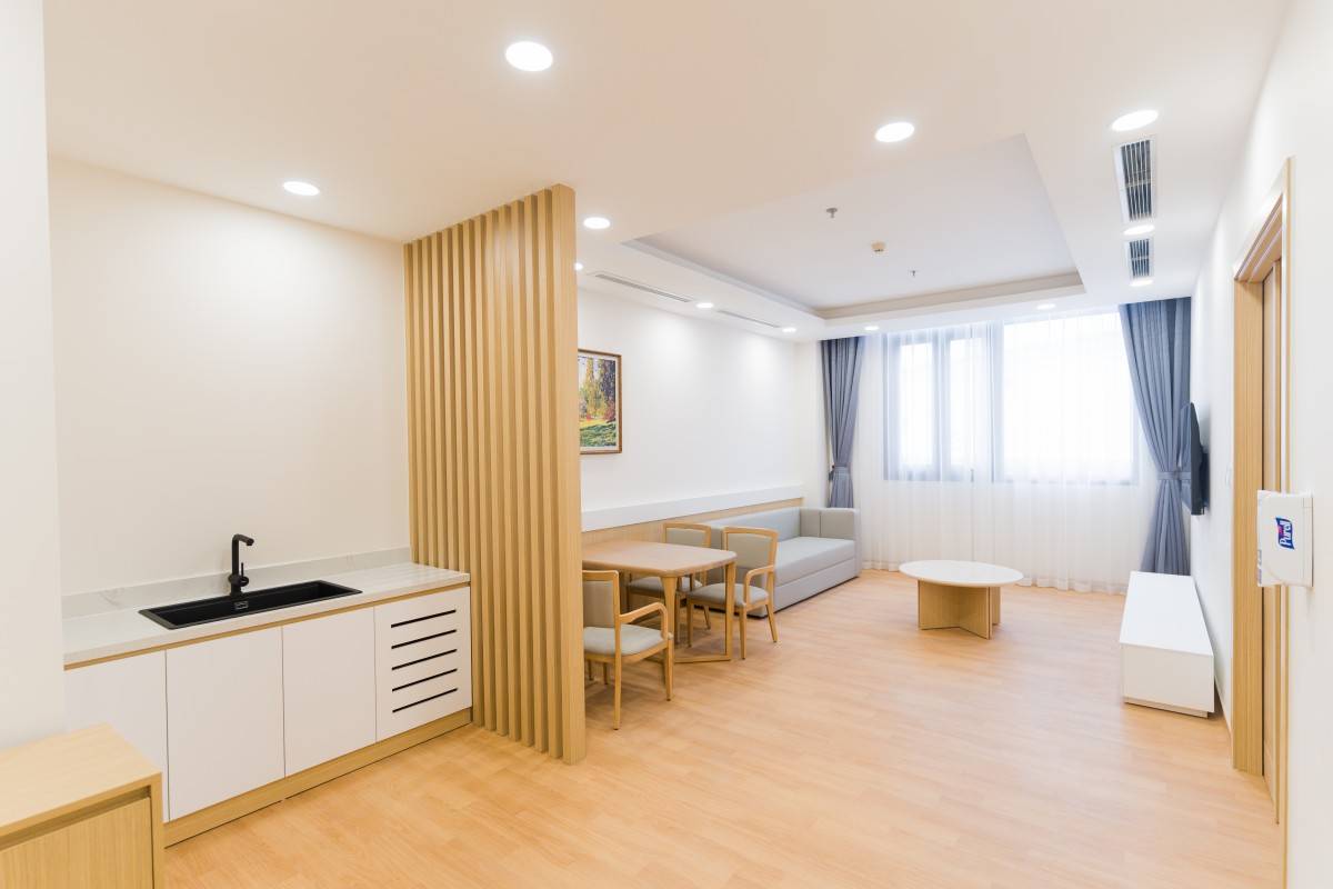 ​​​​​​​ Đặc biệt, nhiều phòng được thiết kế như những căn hộ thu nhỏ với đầy đủ khu vực phòng khách, bếp và không gian thư giãn, giải trí riêng biệt. Tầm nhìn thoáng đãng, ngập tràn ánh sáng tự nhiên không chỉ mang lại cảm giác dễ chịu, mà còn là yếu tố đã được chứng minh giúp cải thiện tâm trạng, hỗ trợ quá trình phục hồi hiệu quả hơn.