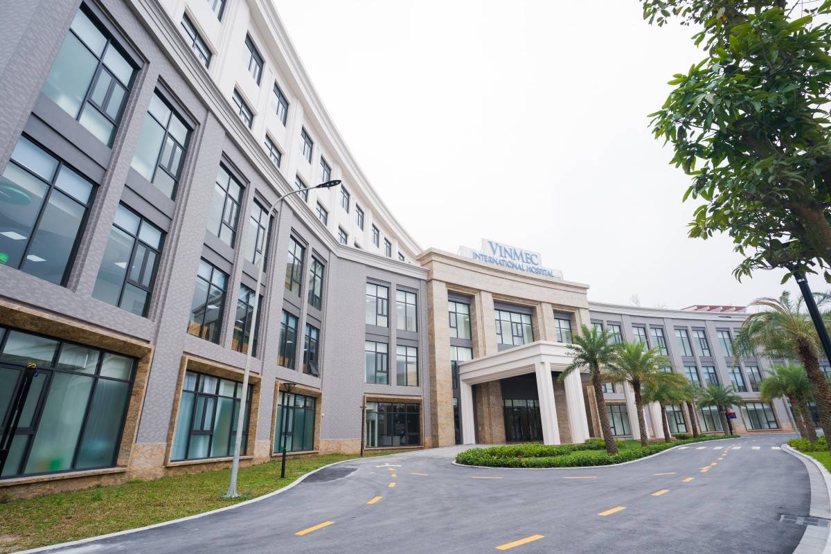 Ảnh 1: Vinmec Ocean Park 2 là bệnh viện đầu tiên tại Việt Nam triển khai mô hình tích hợp từ điều trị, phẫu thuật đến phục hồi và an dưỡng ngay trong khuôn viên. Bệnh viện gồm 14 chuyên khoa, cung cấp đầy đủ dịch vụ khám, chữa bệnh, phẫu thuật, phục hồi chức năng và chăm sóc sau điều trị theo chuẩn quốc tế.