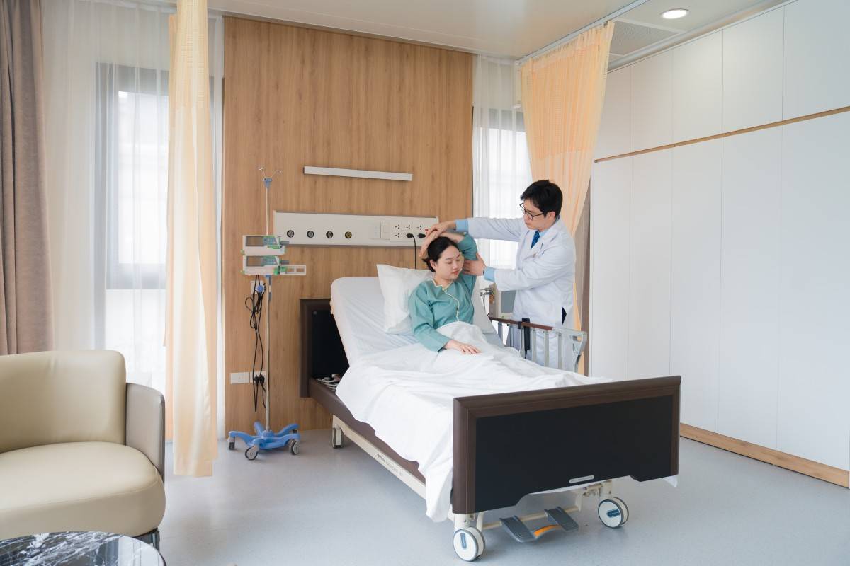 Ngay trong khuôn viên bệnh viện là khu an dưỡng được thiết kế theo chuẩn “resort chăm sóc sức khỏe” 5 sao đẳng cấp quốc tế, với 18 căn biệt thự tổng thống, vừa bảo đảm riêng tư, yên tĩnh và theo dõi y khoa 24/7; vừa cung cấp chế độ dinh dưỡng và chăm sóc cá thể hóa cho từng khách hàng.