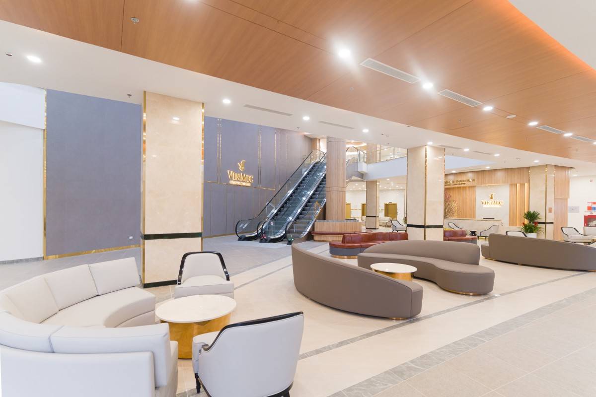 Không còn là hình dung quen thuộc về những hành lang bệnh viện đông đúc, chật hẹp, bước chân vào Bệnh viện Vinmec Ocean Park 2 là bước vào một không gian hoàn toàn khác biệt. Ngay từ sảnh đón tiếp, bệnh viện gây ấn tượng mạnh với thiết kế mở, tràn ngập ánh sáng tự nhiên, mang lại cảm giác thư thái như đang bước vào một khách sạn cao cấp, góp phần “chữa lành” tinh thần cho người bệnh.