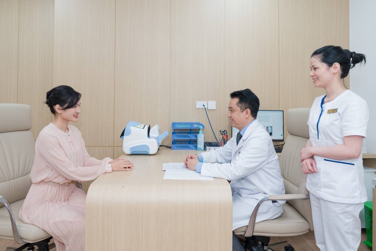  Tại Bệnh viện Vinmec Ocean Park 2, người bệnh được trực tiếp điều trị bởi các bác sĩ đầu ngành, đứng đầu là GS.TS.BS Đoàn Quốc Hưng - Giám đốc bệnh viện đồng thời là Phó Chủ tịch Hội đồng chuyên ngành Tim mạch Hệ thống Y tế Vinmec - cùng đội ngũ bác sĩ có trình độ chuyên môn cao và giàu kinh nghiệm lâm sàng. Không chỉ được theo dõi và điều trị trực tiếp tại chỗ, người bệnh còn được hội chẩn cùng các chuyên gia đầu ngành trên toàn hệ thống Vinmec, đảm bảo mỗi ca bệnh đều được tiếp cận với phương án điều trị tối ưu.