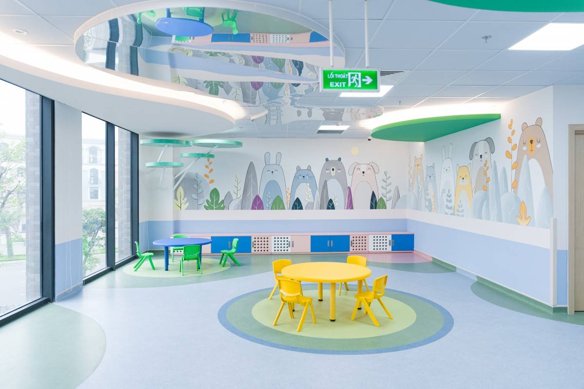  Khu vực khám Nhi nổi bật với thiết kế sinh động, rực rỡ sắc màu như một không gian vui chơi thu nhỏ giúp các bé cảm thấy thoải mái, quên đi tâm lý sợ hãi khi đến bệnh viện.