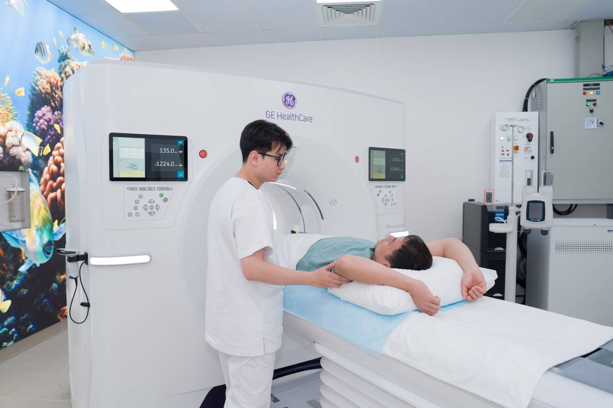 Hệ thống chụp cắt lớp vi tính 512 lát cắt (GE Healthcare, Mỹ) với tốc độ chụp siêu nhanh, độ phân giải cao, cho phép tái tạo hình ảnh chi tiết và chính xác, hỗ trợ phát hiện sớm nhiều bệnh lý phức tạp. Máy còn giúp giảm liều tia tối ưu, an toàn hơn cho người bệnh.