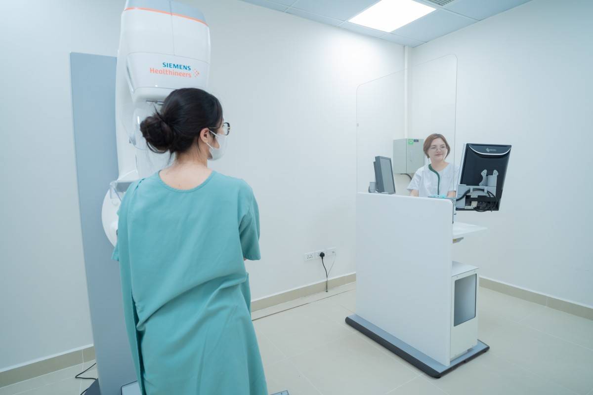 Bệnh viện còn đầu tư hệ thống chụp nhũ ảnh thế hệ mới MAMMOMAT Revelation, cho phép phát hiện sớm những tổn thương rất nhỏ trong tầm soát ung thư vú. Máy được ví như “cặp mắt vàng” với khả năng tái tạo hình ảnh sắc nét, hỗ trợ bác sĩ đưa ra chẩn đoán chính xác ngay từ giai đoạn sớm.