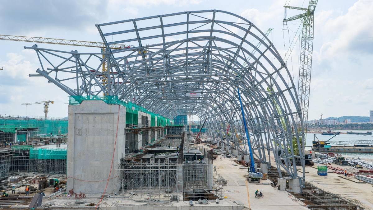 Hơn 2.500 công nhân ngày đêm làm việc 3 ca trên công trường Trung tâm Hội nghị APEC.