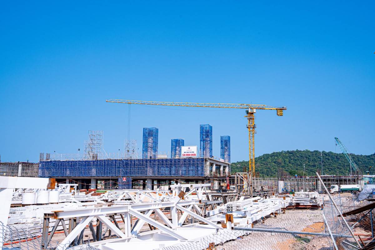 Kết cấu thép mái nhà ga T2 Cảng Hàng không Quốc tế Phú Quốc tập hợp tại công trình.