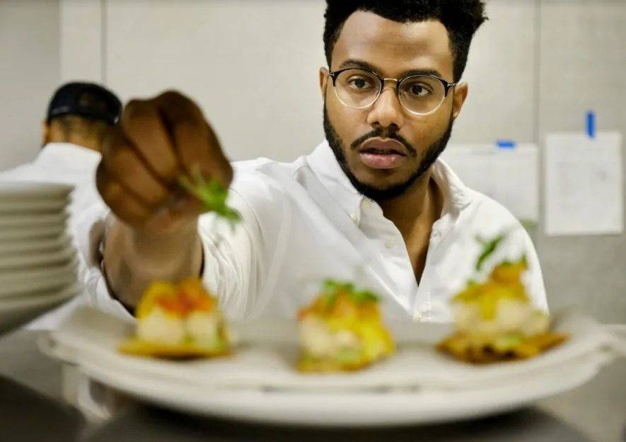 Kwame Onwuachi định vị mình không chỉ là một đầu bếp, mà là một doanh nhân sáng tạo trong ngành trải nghiệm