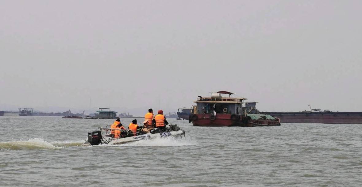 Tập trung tìm kiếm nạn nhân vụ chìm tàu hút cát trên sông Hồng
