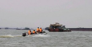 Tập trung tìm kiếm nạn nhân vụ chìm tàu hút cát trên sông Hồng