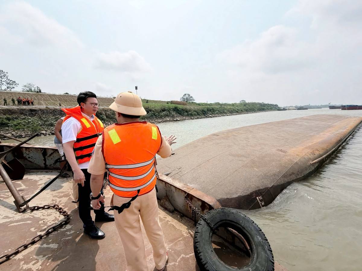 Tập trung tìm kiếm nạn nhân vụ chìm tàu hút cát trên sông Hồng