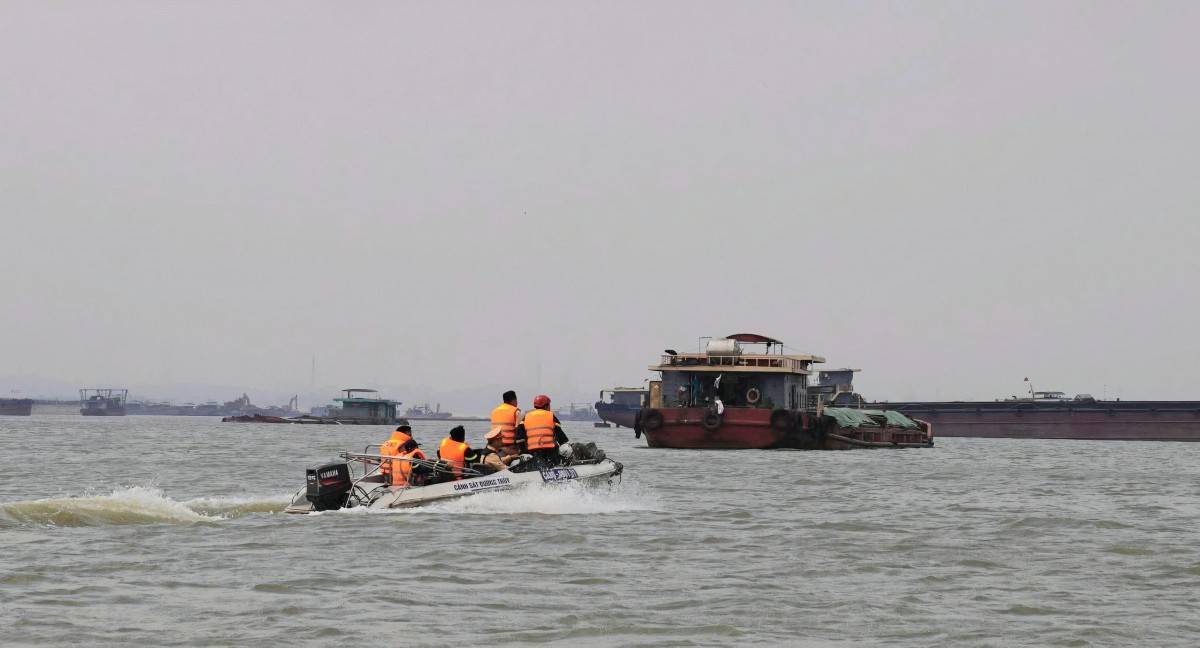 Tập trung tìm kiếm nạn nhân vụ chìm tàu hút cát trên sông Hồng