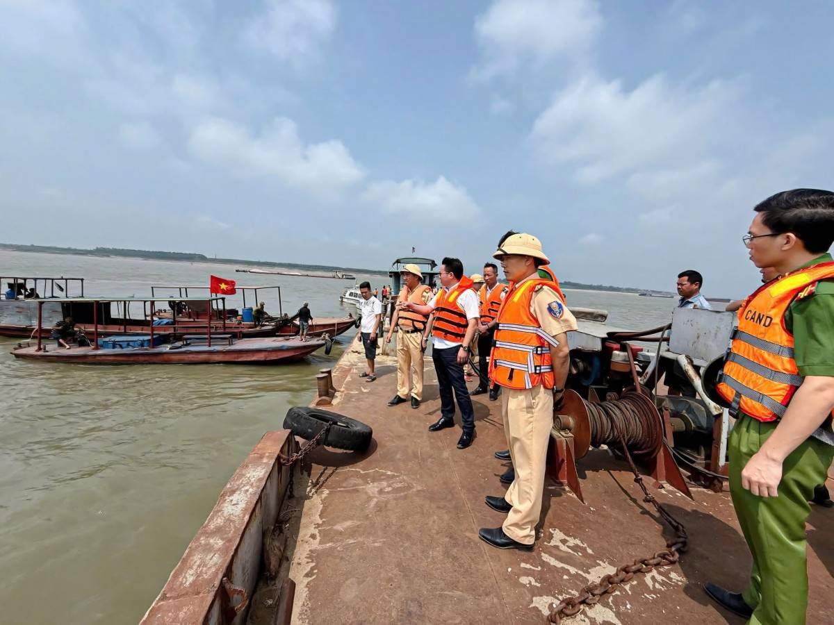 Tập trung tìm kiếm nạn nhân vụ chìm tàu hút cát trên sông Hồng