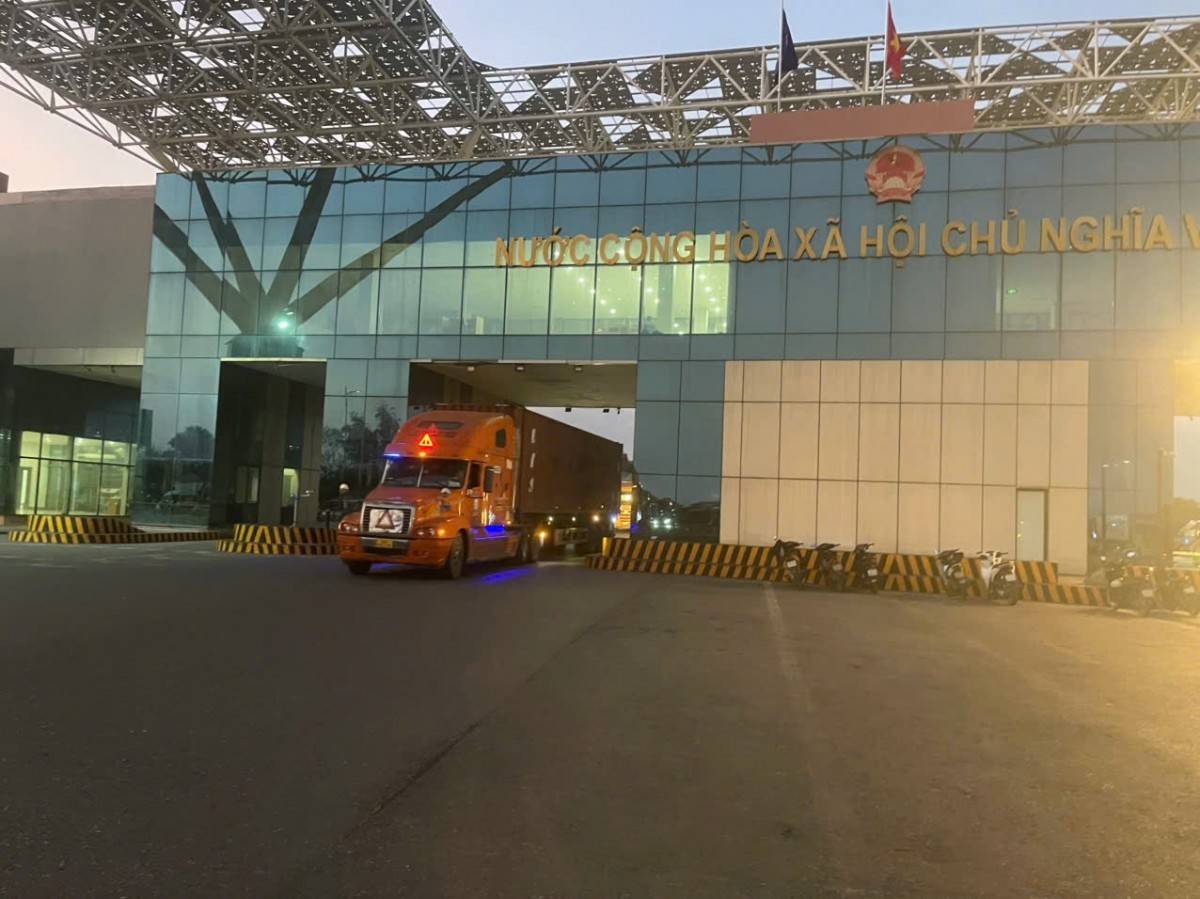 Trong hai ngày cuối tuần (21–22/3), hoạt động xuất nhập khẩu qua khu vực cầu Bắc Luân II thuộc Cửa khẩu quốc tế Móng Cái tiếp tục vận hành ổn định, cho thấy hiệu quả rõ nét của việc mở rộng thời gian thông quan.