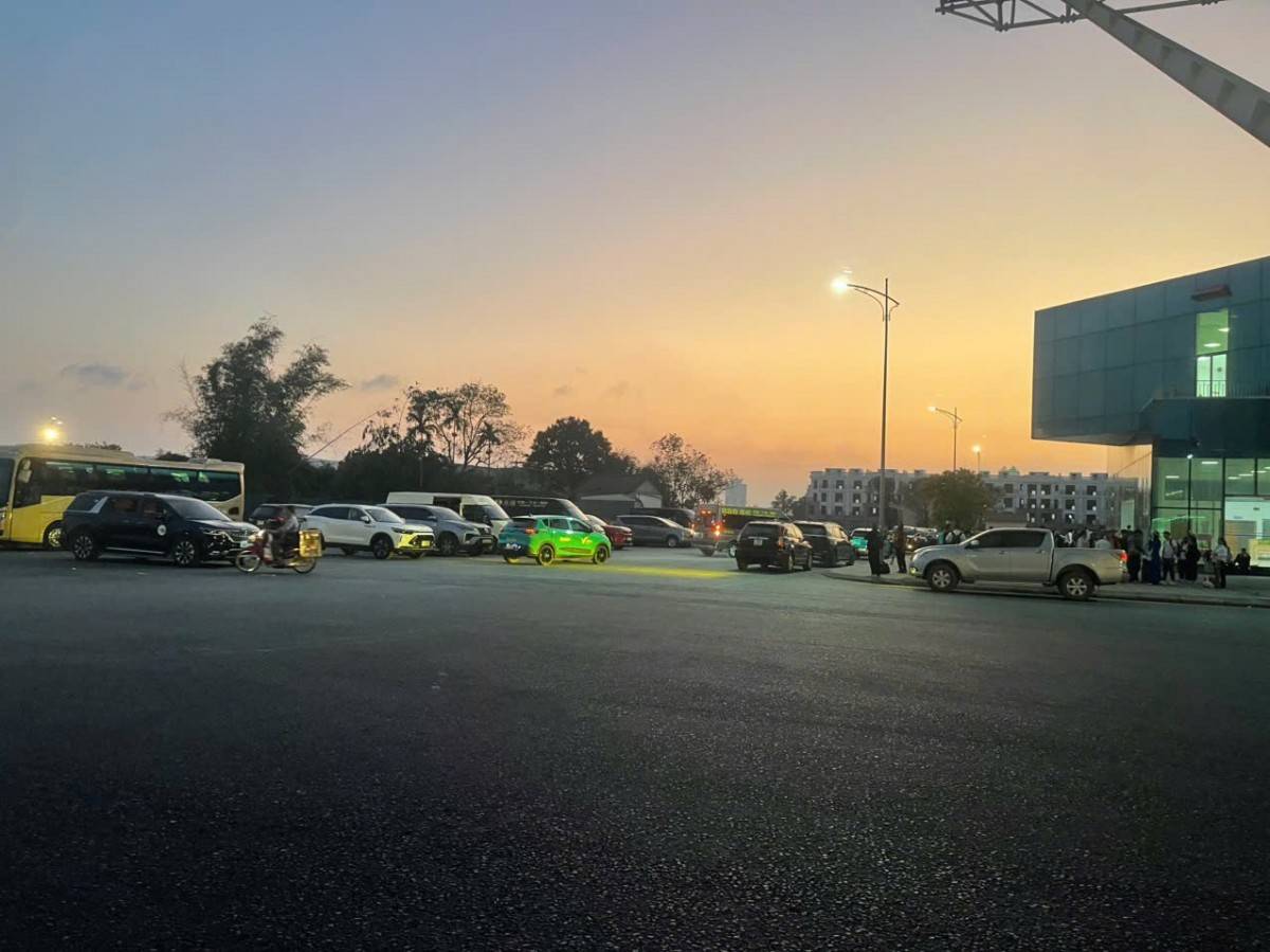 Trong hai ngày cuối tuần (21–22/3), hoạt động xuất nhập khẩu qua khu vực cầu Bắc Luân II thuộc Cửa khẩu quốc tế Móng Cái tiếp tục vận hành ổn định, cho thấy hiệu quả rõ nét của việc mở rộng thời gian thông quan.