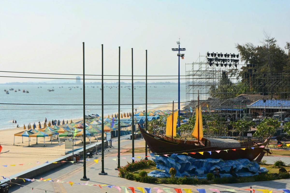 Khu vực phía trước Dinh Cô đang được tổ chức trang trí, dựng sân khấu cho các hoạt động trong lễ hội. Ảnh: